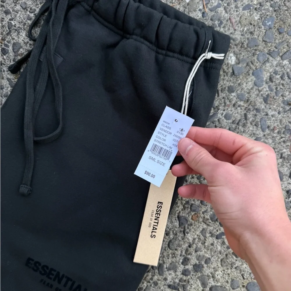 SIZE LARGE - ESSENTIALS SET - BRAND NEW - AUTHENTIC ✅ HOODIE AND SWEATPANTS - Picture 2 of 3
